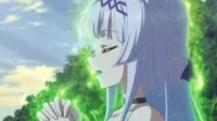 Scooped Up by an S-Rank Adventurer!– T01E06:Lloyd liberta. 6 Jovem de cabelo branco de Arifureta,olhos fechados e mãos juntas,envolvida em aura mágica verde vibrante ao ar livre.