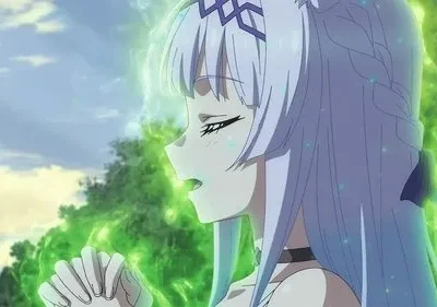 Jovem de cabelo branco de Arifureta, olhos fechados e mãos juntas, envolvida em aura mágica verde vibrante ao ar livre.