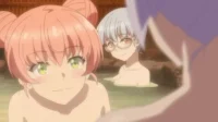 Do [Nome da Série]:Três personagens de anime relaxam em um onsen. Uma garota de cabelo rosa sorri para outra de óculos no banho.