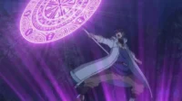 Scooped Up by an S-Rank Adventurer!– T01E12:Diante de um inimigo impossível de vencer,Lloyd precisa usar um poder proibido e perigoso. 1 Pôster anime:Um jovem mago em casaco branco lança um feitiço roxo intenso com um círculo mágico brilhante. Cena de ação mágica.